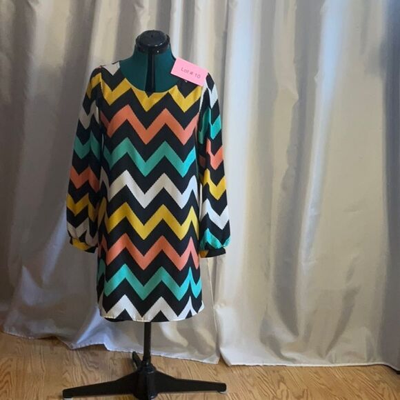Lightweight 100% polyester dress with long sleeves in size large ALMOST FAMOUS - Picture 1 of 10